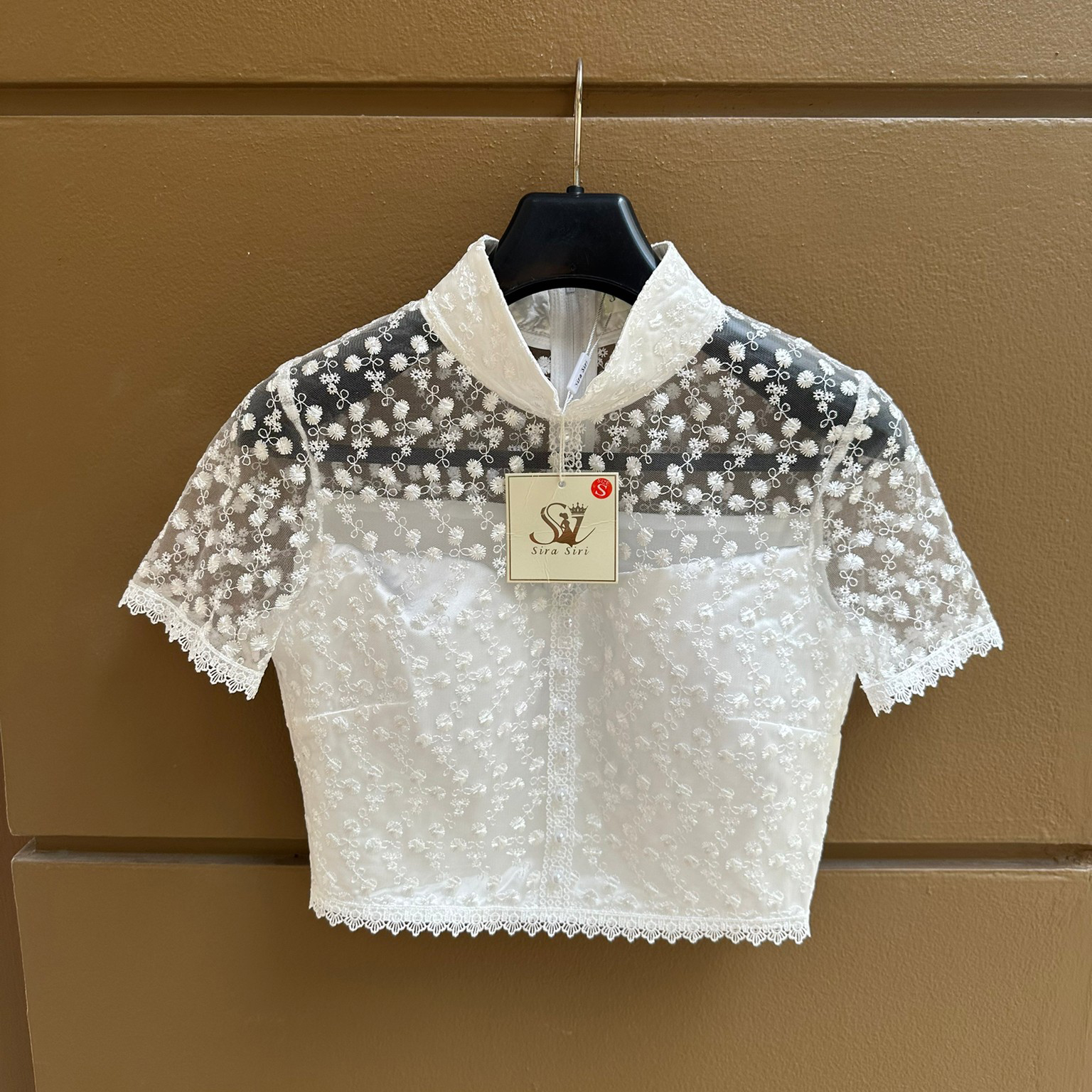 kudapy เสื้อลูกไม้สีขาวปัก 3D ดอกลอย ยกนูน สวยมาก คอจีน แต่งมุขเรียงยาวถึงชายเสื้อ ซับใน 2 ชั้น อย่างดี