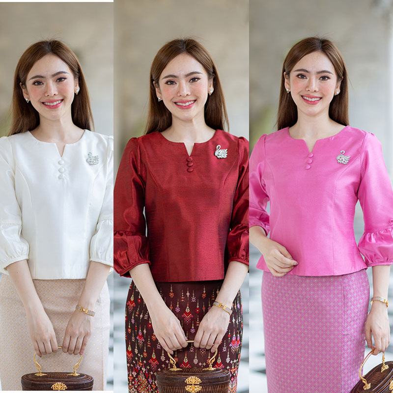 kudapy เสื้อสีขาว/สีชมพู/สีแดงเลือดหมู/สีน้ำตาล เนื้อผ้าทอ เนื้อเบาสบาย ใส่สบายผิว มีลายเส้นในตัว ใส่คู่กับ ผ้าไทยลายแพรวา หรือ ผ้าลายกวินตาทอสอดดิ้นหรูหรา