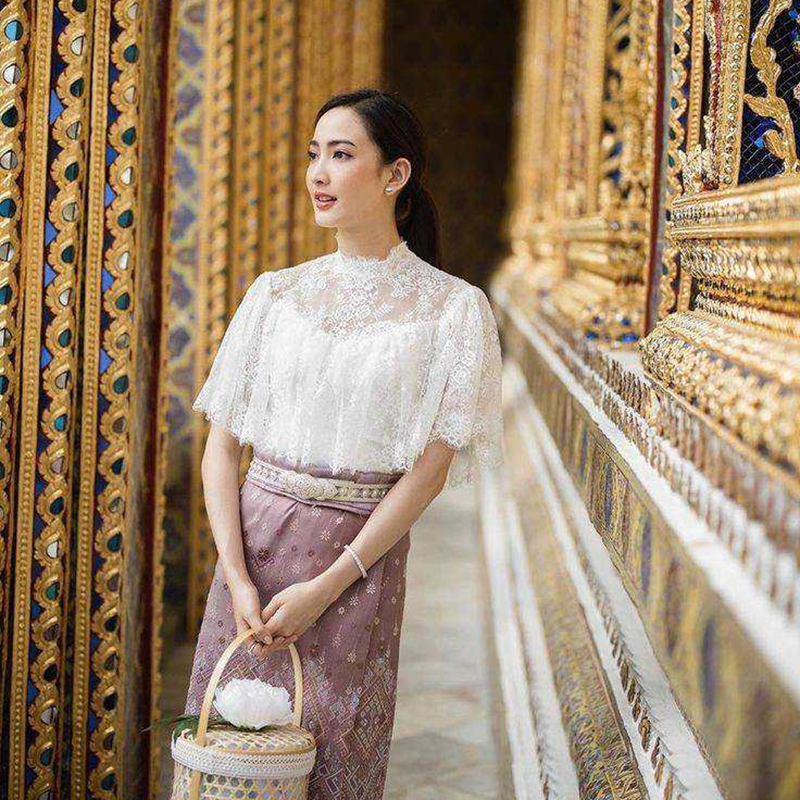 kudapy ชุดไปงานแต่งสีขาว ผ้าถุงสีชมพูอ่อนอมม่วงพิม์ลายตามแบบ เซ็ทเสื้อลูกไม้แต่งแขนระบาย มาคู่กับ กระโปรงลายผ้าไทยสวยมากกกก!!