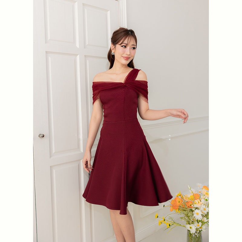 kudapy เดรสสั้นสีโอวัลติน/สีน้ำตาล/สีแดง พรางช่วงแขนแบบดีงามไม่เยอะไป กระโปรงบาน ทรงน่ารักมาก แถมพรางสะโพกได้ด้วย