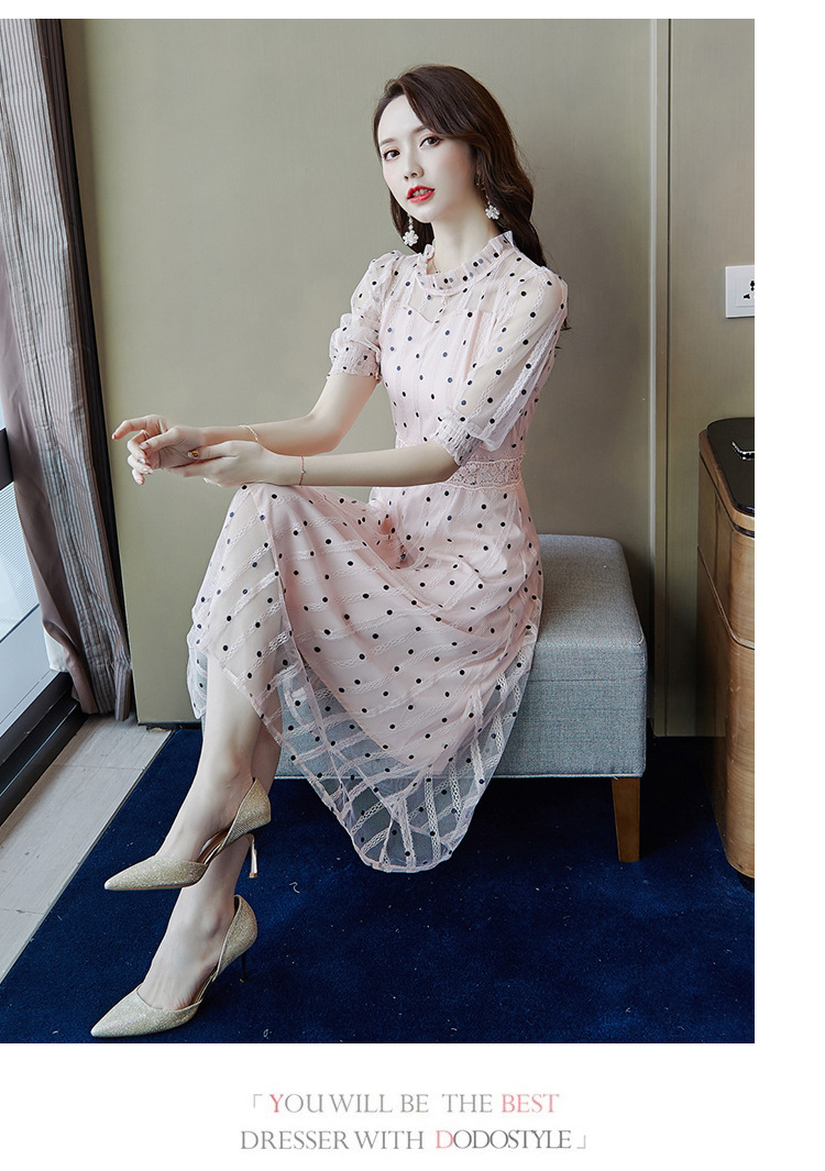 ชุดเดรสผ้าลูกไม้สีชมพูอ่อน พิมพ์ลายจุดเล็กๆๆสีดำ แขนเสื้อยาวสามส่วน ปลายแขนเสื้อสม๊อก ยืดจั๊ม 2XL