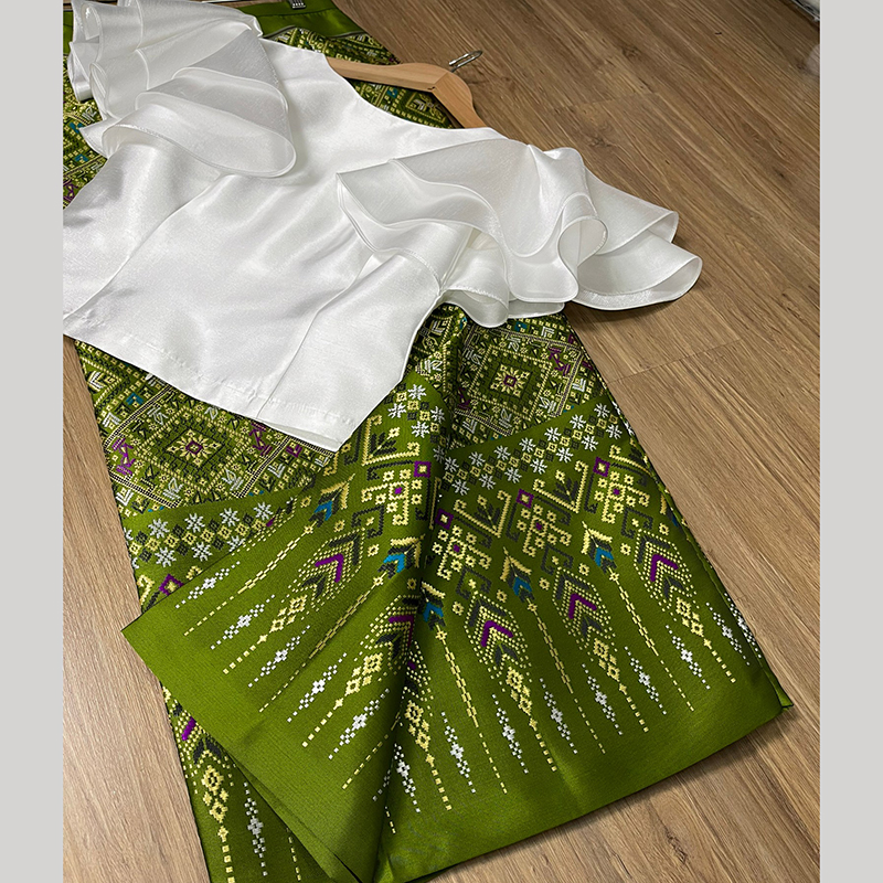 kudapy เซตเสื้อไหมแก้วสีขาว+ผ้าถุงทอลายไทยสีเขียว,สีชมพู ชุดผ้าไทยใส่ไปงานแต่ง งานบวช แมทได้กับเสื้อทุกแบบค่ะ สั่งยแยกชิ้น หรือสั่งทั้งชุดได้ค่ะ