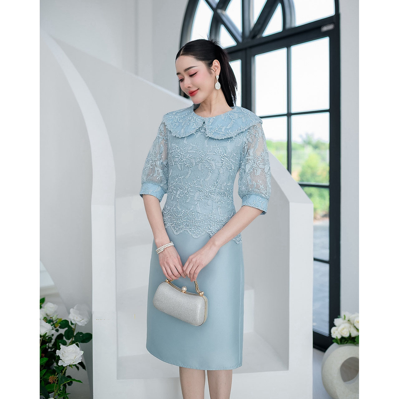 kudapy เดรสสั้นสีชมพู/สีฟ้า ผ้าไหม เสื้อลูกไม้เข้ากับเดรสสวยลงตัว ผ้าลูกไม้ใยบวบ ดีไซน์คอบัว จั้มปลายแขนเสื้อ เดรสผ้าไหมให้ลุคหวานลุคน่ารัก