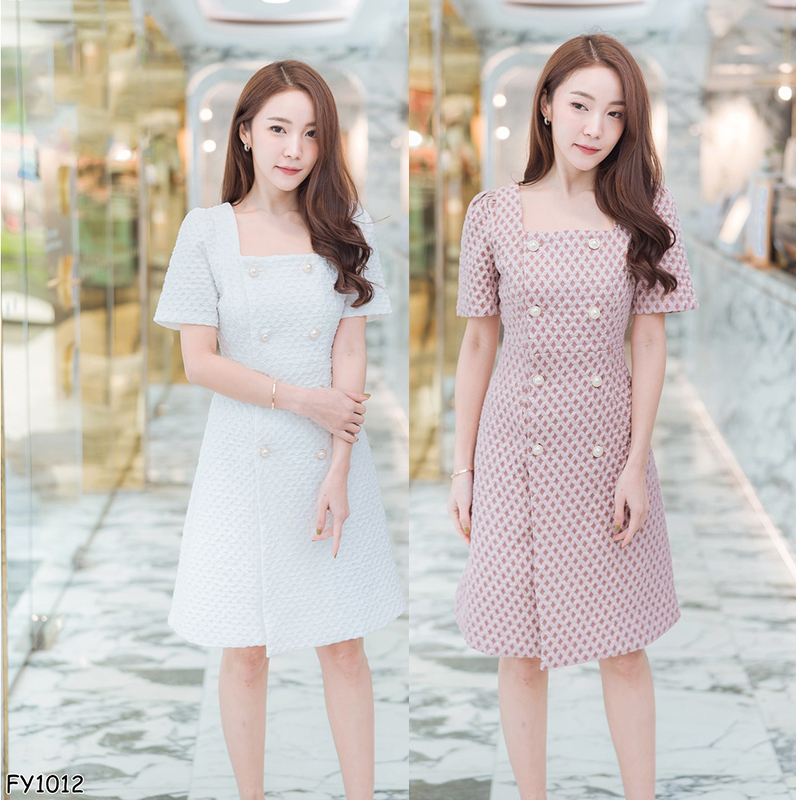 kudapy เดรสสั้นสีขาว/สีชมพู คอเหลี่ยมกระดุมมุก