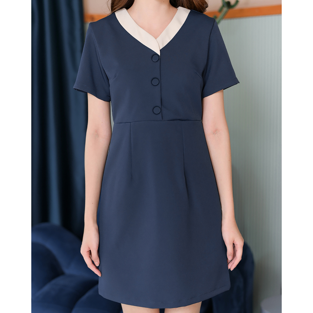 kudapy เดรสแขนสั้นคอวี แต่งคอทูโทน แพทเทิร์นตัดต่อกลางตัวเสื้อแต่งกระดุมปั๊มเพิ่มความคิวท์