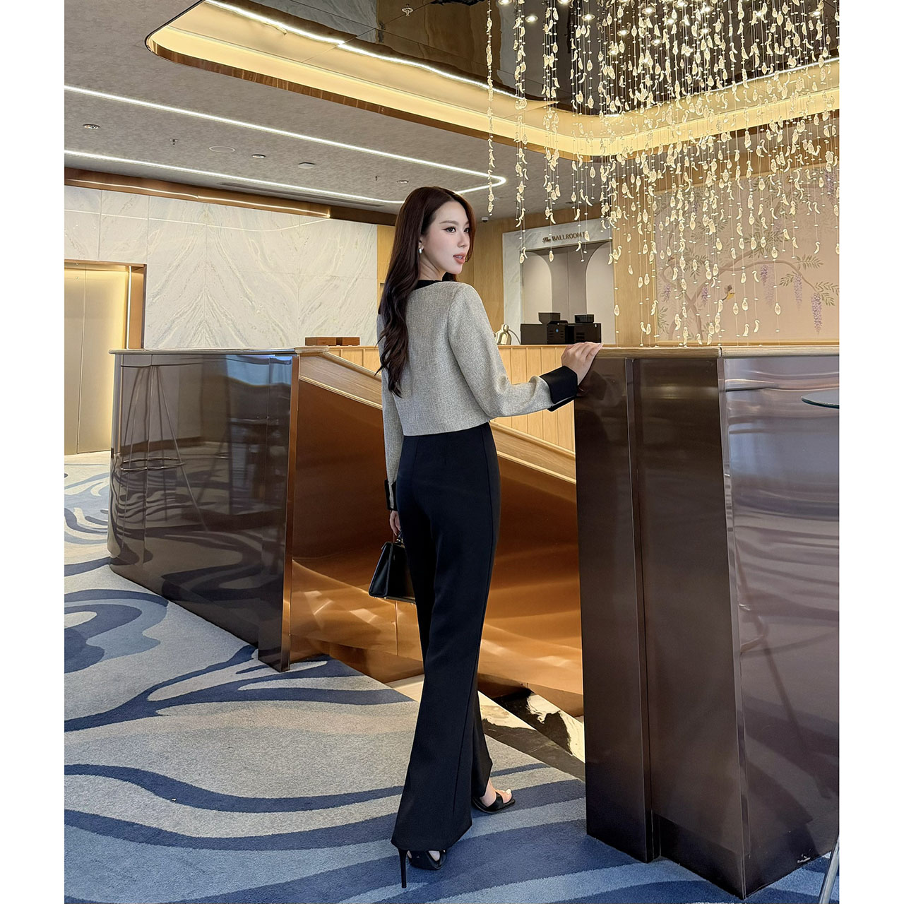 kudapy เซ็ทเสื้อครอปสูท ผ้าเนื้อทอแน่นสีสวยคลาสสิก ตัดต่อขอบสีดำบริเวณคอ แขน และชายเสื้อ เพิ่มความคมชัด กระดุมหน้าเรียงแนวตั้งแบบมินิมอล