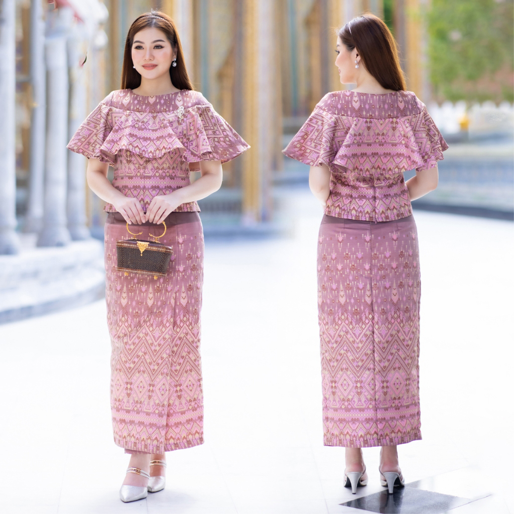 kudapy ชุดเซ็ทผ้าฝ้ายทอลายแพรวาสีชมพู เสื้อทรงสั้นเอวระบาน แต่งดีเทลรอบอกเป็นจีบสวยดูดี ออกงานเรียบร้อยมากๆ
