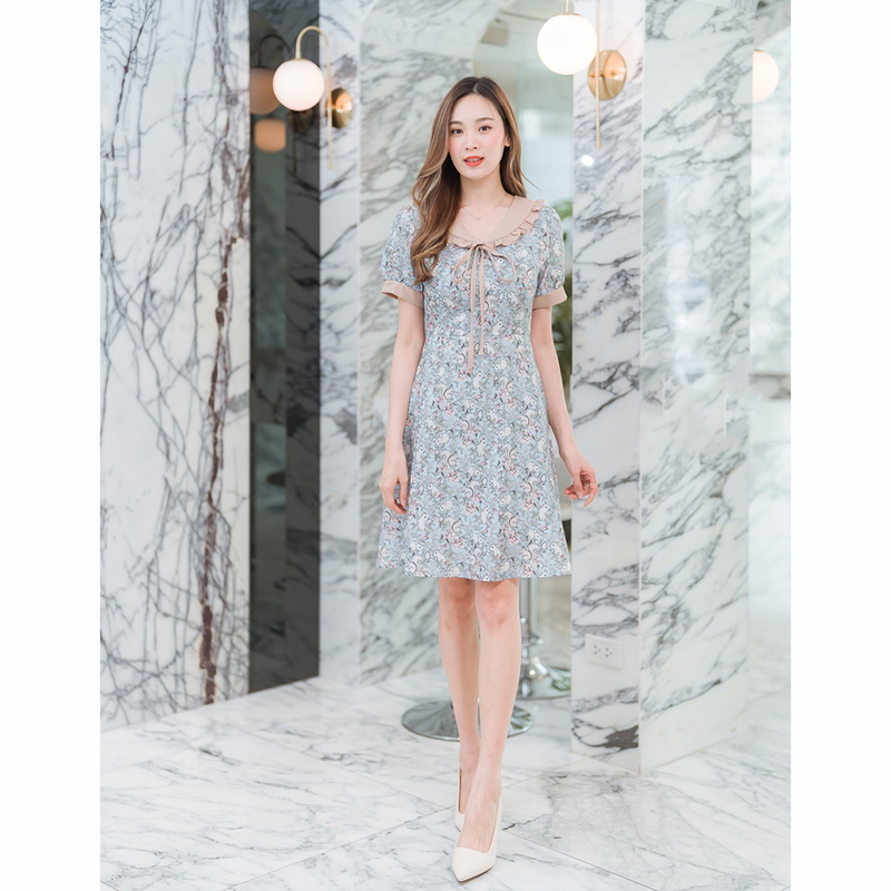 kudapy เดรสสั้นคอกลมสีฟ้า/สีดำ/สีชมพู ใส่ทำงานลายดอกปกคอบัวแขนจั๊ม ลายดอกไม้แต่งเชื่อกผูกโบด้านหน้า สวยดูดี