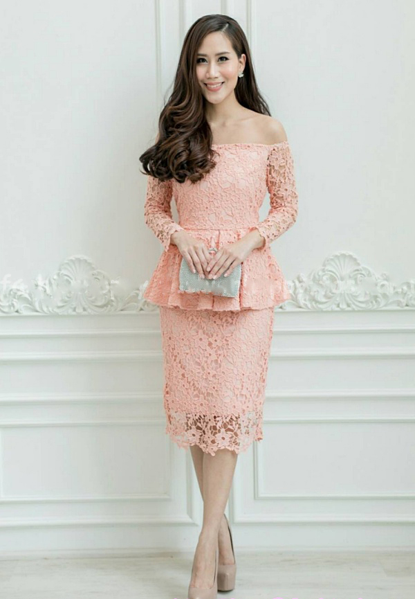 เดรสสีโอรส ลูกไม้เปิดไหล่เอวระบาย ผ้าลูกไม้ทอแน่น งานละเอียดปราณีตสุดๆ