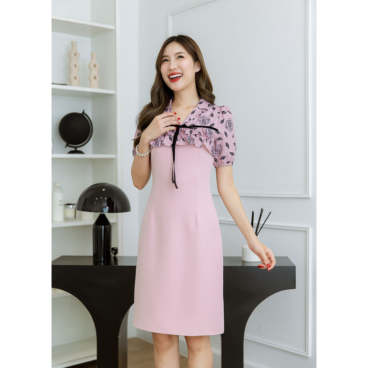 kudapyเดรสสั้นสีฟ้าคราม/สีชมพู ผ้าพื้นตัดต่อผ้าลายดอก ดีไซน์สวยเก๋ เป็นคอปก ช่วงอกเย็บเป็นระบายซ้อนสองชั้น