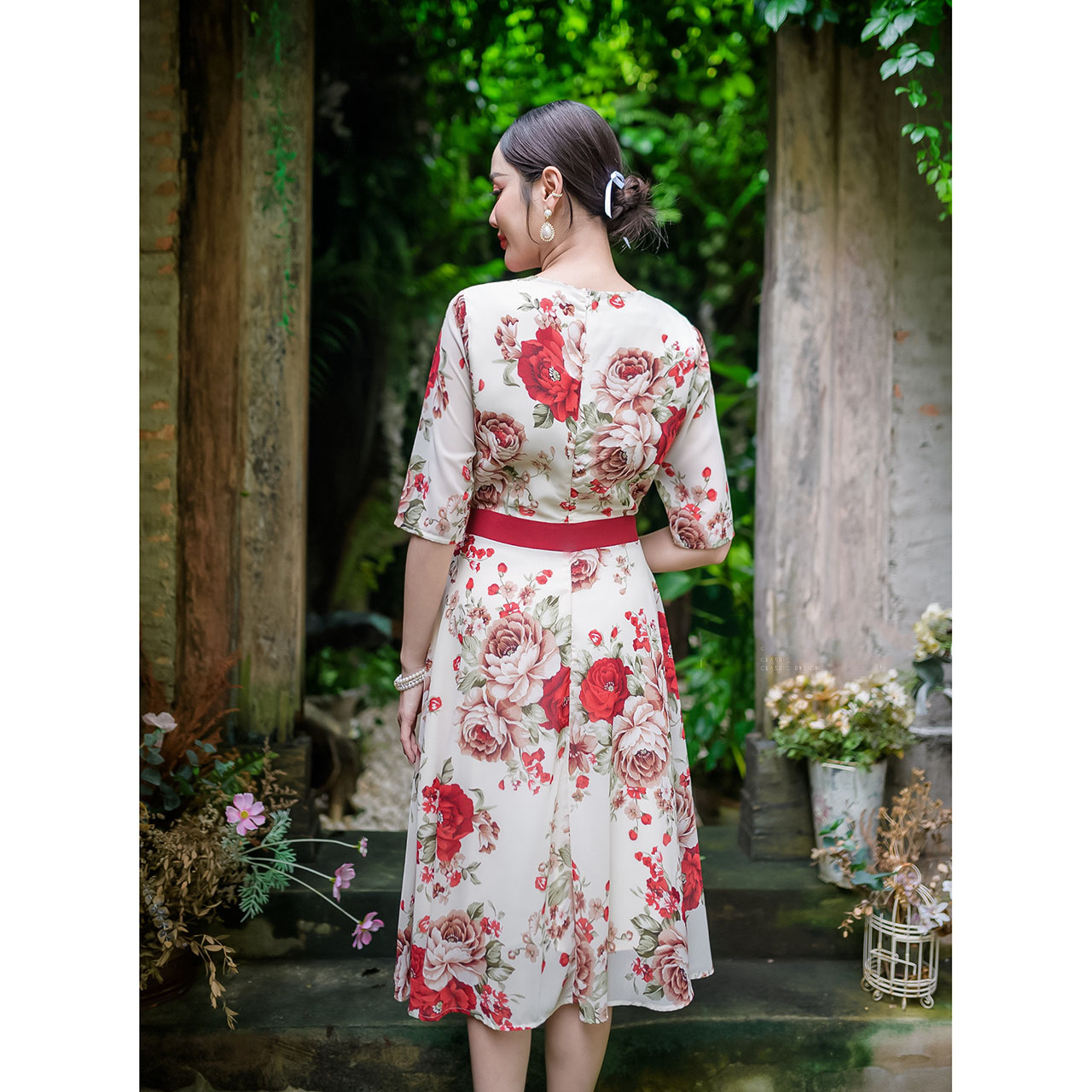 kudapy เดรสสั้นสีครีม/สีชมพู ผ้าชีฟองลายกุหลาบ แขนศอกกระโปรงทรงสวิงบาน ทรงเอวต่อแต่งแทบสีเดียวกับดอกไม้สวย