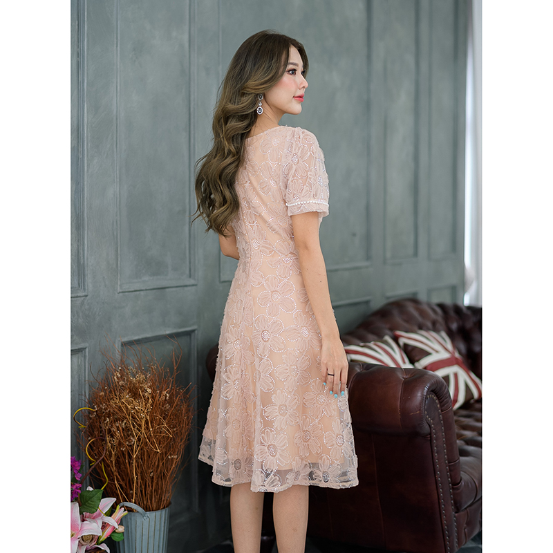 kudapy เดรสสั้นสีขาว/สีน้ำตาลทองอ่อน ผ้านุ่มฟูลายดอกไม้ ผ้าตาข่ายลายนูนฟู ลายดอกไม้ รอบดอกไม้ตกแต่งด้วยเลื่อมใสๆรอบดอกไม้