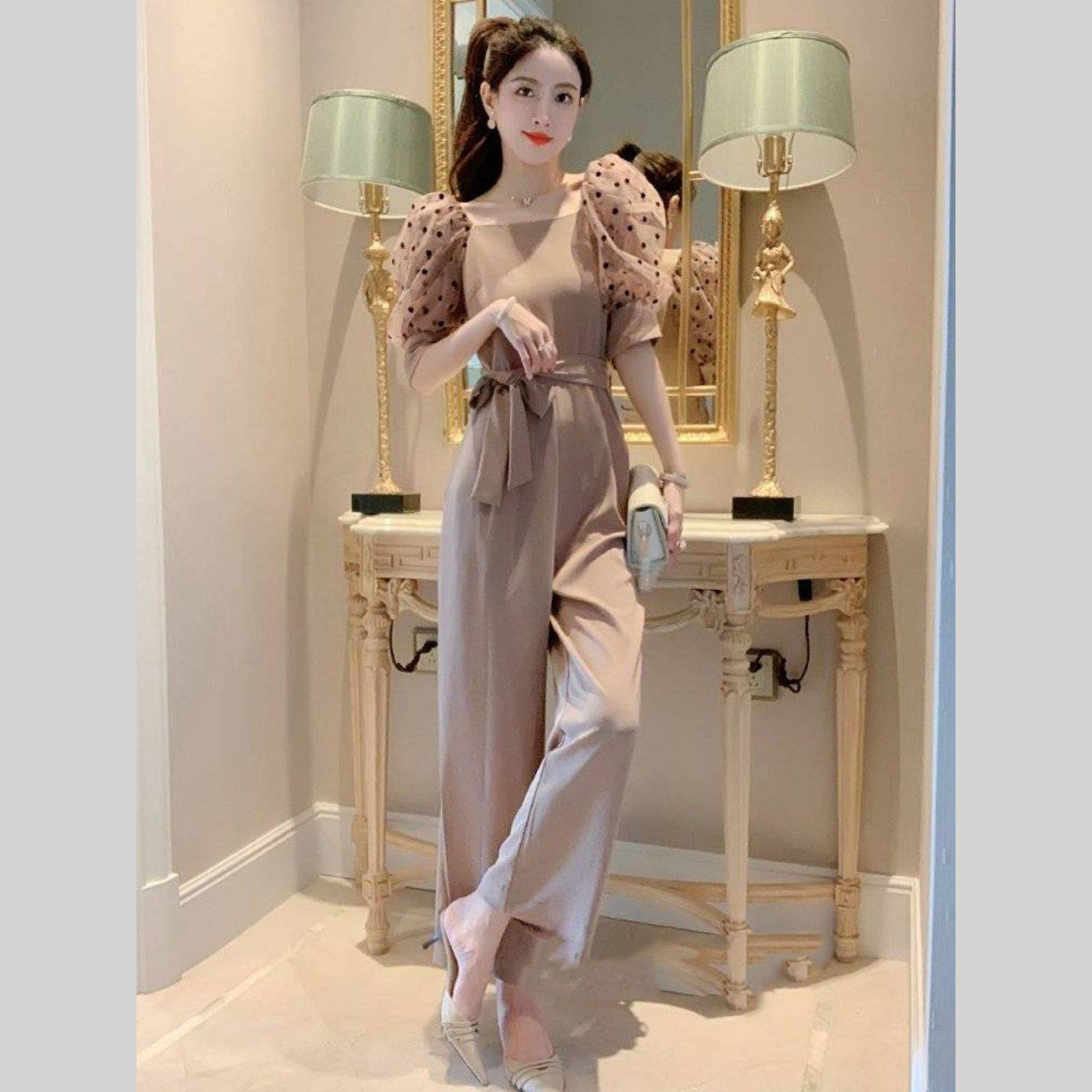 kudapy จั้มสูทสวยหรูสไตล์เกาหลีน้ำตาลพิมพ์ลายจุด เนื้อผ้าเรียบหรูสัมผัสนุ่มโทนนุ่มสวยใส่สบายผิวค่ะ มาทรงแขนตุ๊กตา ดีเทลเก๋ ทรงกางเกงขากระบอก