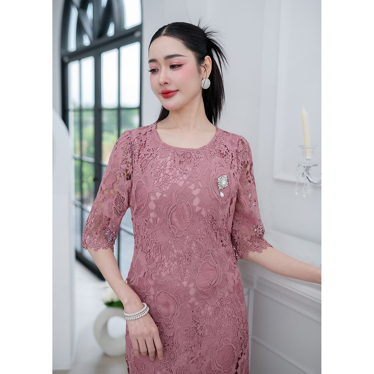 kudapy เดรสสั้นสีชมพูกะปิ/สีเขียว ลูกไม้ทอลายดอกไม้เนื้อนิ่มลายสวย แขนศอก เดรสทรงเรียบหรูใส่ง่าย แต่งชายกระโปรงพลีทด้านใน ผ้าทอลายเส้นเรียงสวยเกรดดี