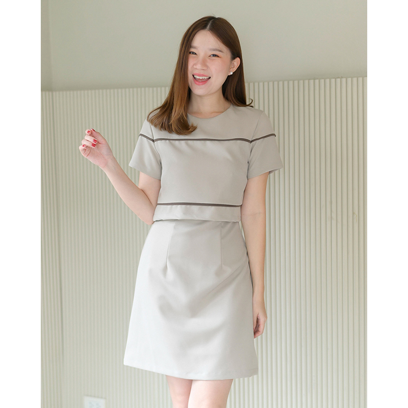 kudapy เดรสสั้นสีมัทฉะ/สีเบจ/สีกรม ทรงเอ ดีไซน์น่ารัก ตัดต่อเหมือนใส่แยกชิ้น จริงๆเป็นเดรสชิ้นเดียว ตัวเสื้อเพิ่มกิมมิคเส้นกุ๊นตัดต่อไปถึงช่วงแขน