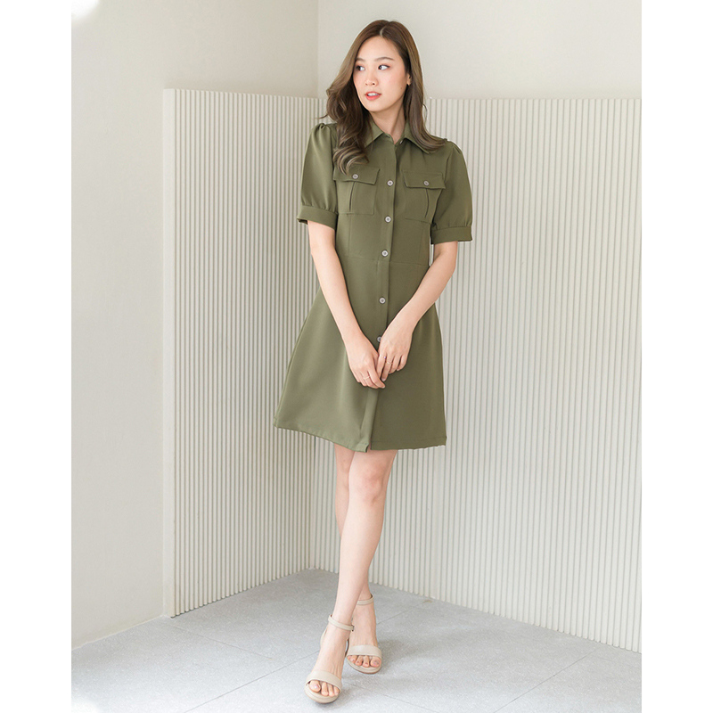 kudapy ชุดเดรสสั้นสีต้ำตาล/สีเขียว/ คอปก กระดุมหน้า แขนตุ๊กตารูดพองเบาๆ เพิ่มกิมมิคติดกระเป๋าที่อกสองข้าง