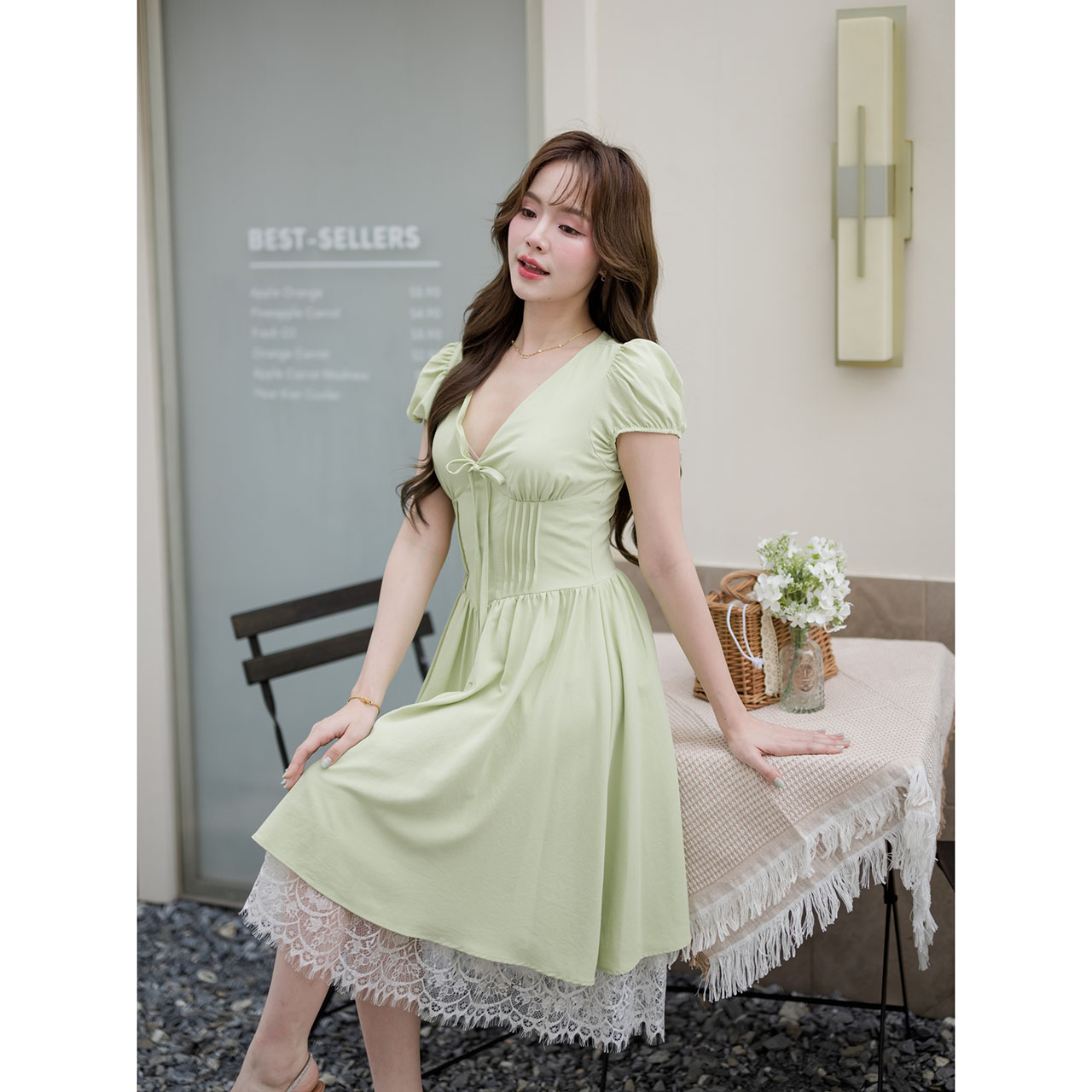 kudapy เดรสพาสเทลสไตล์เกาหลีกลิ่นอายความอบอุ่นแบบสาวโซลในวันสบาย ๆ คัตติ้งสวยตัวเดรสเป็นทรงคอร์เซ็ตช่วงลำตัว ดีไซน์จับจีบช่วงเอวให้ดูมีเชฟ