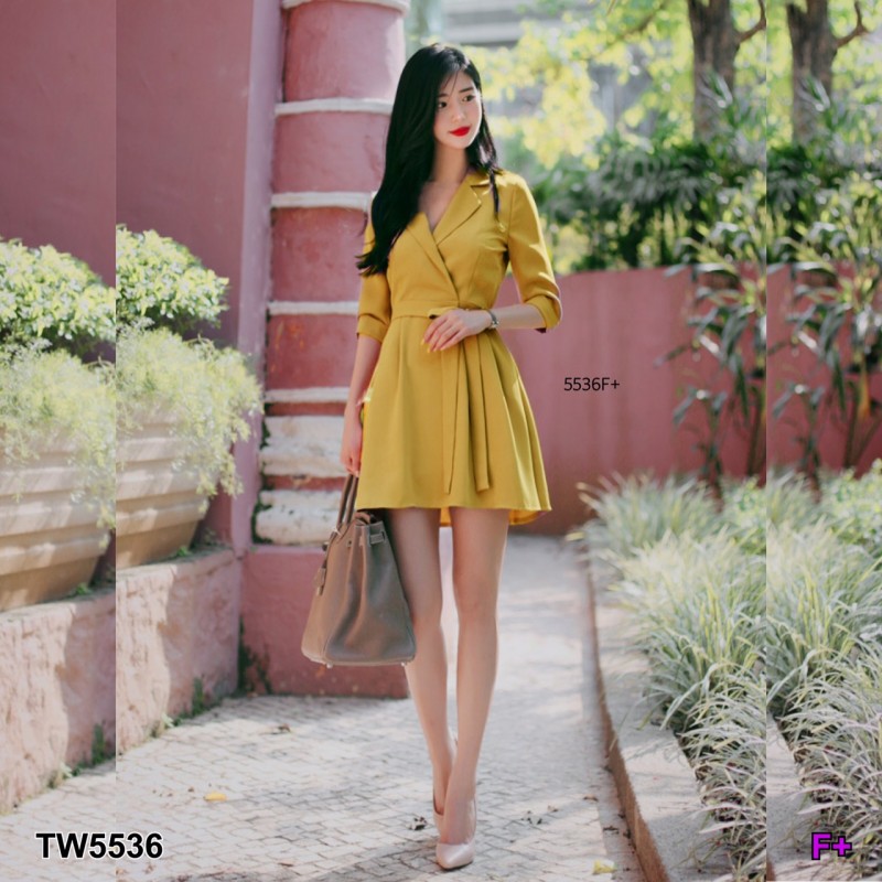 kudapy เดสรคอปกผูกโบว์ เดรสคอปก แขนยาว 5 ส่วน สีพื้นเรียบ เนื้อผ้าซาร่า มีเชือกผูกโบว์ที่เอว ชายกระโปรงผ่าหน้าเย็บติดกัน