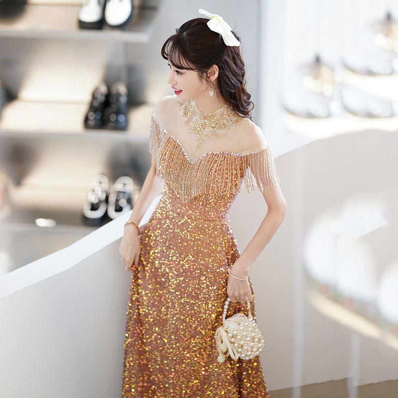 kudapy (พรีออเดอร์ 15-30 วัน) ชุดราตรีไปงาน ชุดราตรียาวคอจีนสีชมพูโรสโกลด์ /สีฟ้าเทา แต่งลูกไม้ประดับเพชรที่คอ แต่งลูกปัดรอบไหล่เป็นรูปตัววีด้านหน้า ตัวเดรสปักกลิสเตอร์ทั้งชุดเล่นแสงวิบวับ