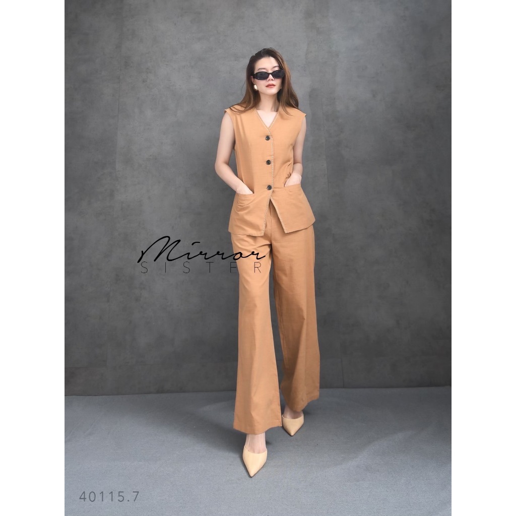 kudapy ชุดเซ็ทสีกากี เซ็ทเสื้อแขนกุด แต่งกระดุมลายกระ แต่งกระเป๋าล้วงได้2ข้างด้านหน้า มาพร้อมกางเกงขากระบอกเข้าชุดกัน