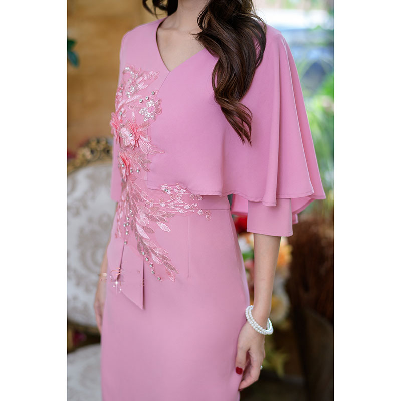 kudapy เดรสสั้นสีฟ้าคราม/สีชมพู ดีไซน์แขนศอกดีเทลเอวจับจีบทวิสและแต่ดอกไม้เลื้อยอกถึงเอว ช่วงแขนซ้ายจะดีไซน์คลุมไหล่ข้างเดียวเป็นปีกค้างคาวสวยมาก