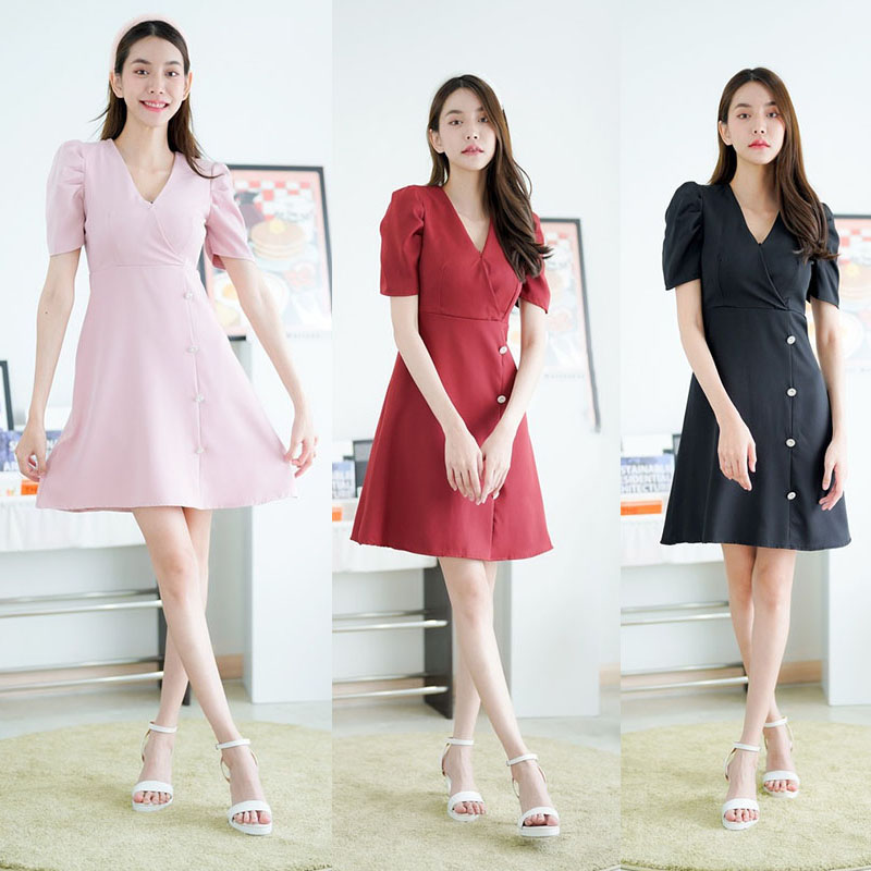 kudapy เดรสสั้นสีดำ/สีชมพู/สีแดง คอวีแขนตุ๊กตาแต่งกระดุมเพชร