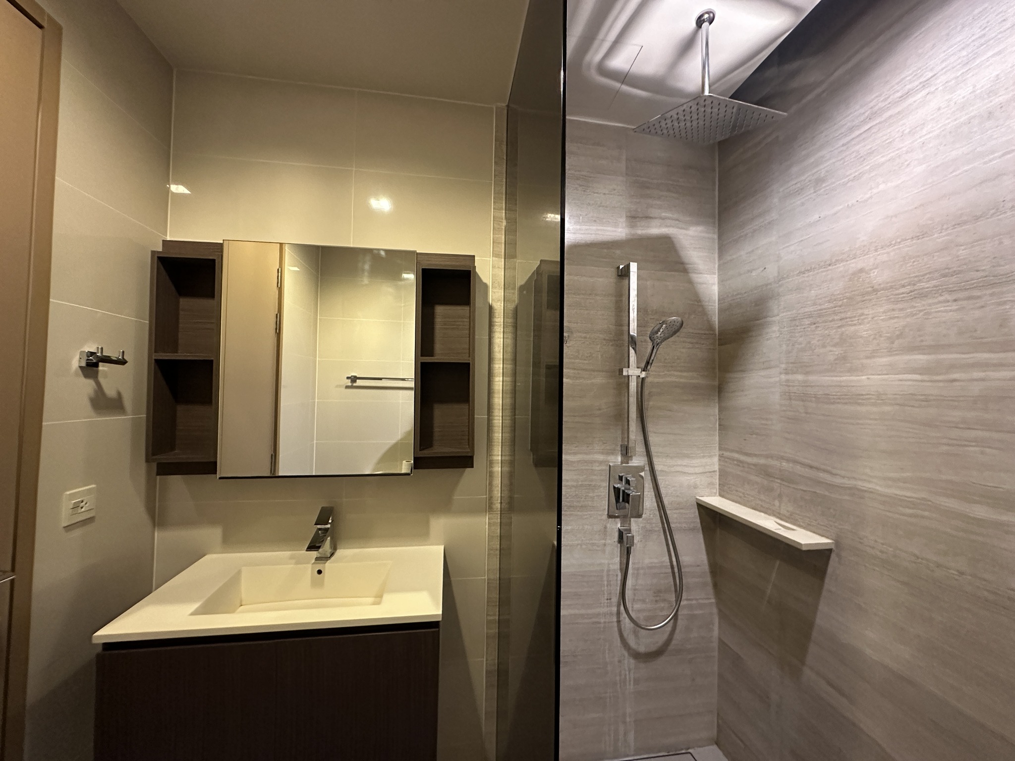 ให้เช่าห้อง2ห้องนอน ตกแต่งครบพร้อมอยู่ BTS พระโขนง สอบถามแอด Line ID : Smile-easy ที่ THE LINE Sukhumvit 71