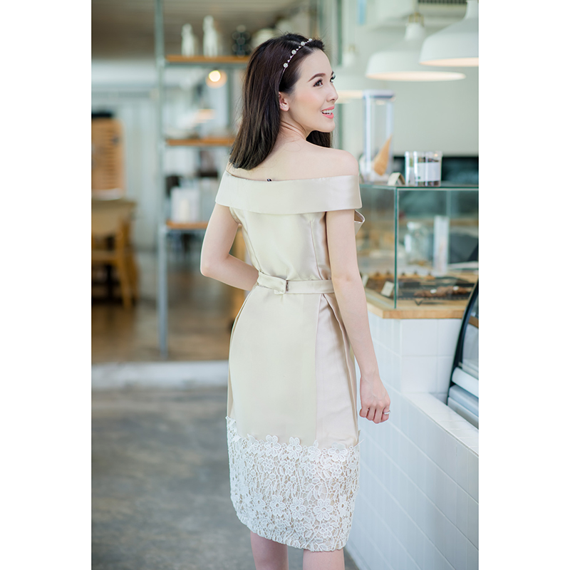 kudapy เดรสผ้าไหมลายดอกสีทอง กระโปรงจับจีบพองนิดๆ มาพร้อมเข็มขัดโบว์ตัดด้วยผ้าไหมแบบเดียวสีเดียวกัน