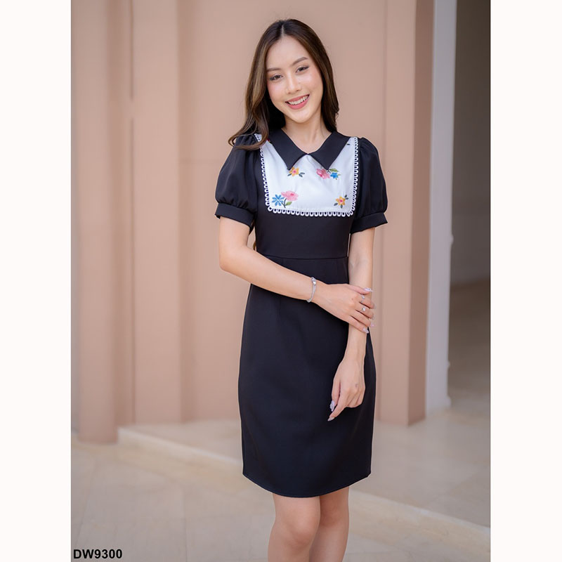 kudapy เดรสสั้นสีชมพู/สีฟ้า/สีดำ ปักอกลายดอกไม้ คอปก เนื้อเบาใส่สบาย