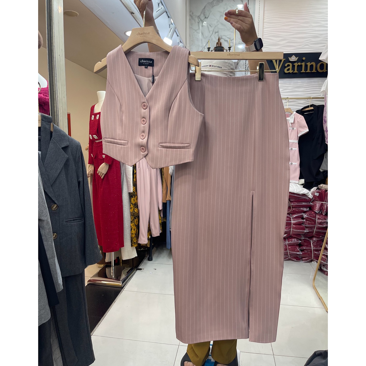 kudapy ชุดเซ็ทสีชมพูกะปิ/สีชมพูนู้ด/สีครีม ลายริ้วเสื้อแขนกุด+กระโปรงยาวผ่าหน้า สวยเกร๋มาก