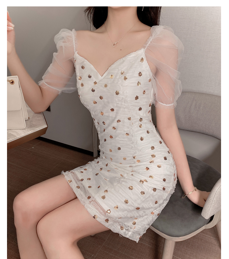 ชุดเดรสสั้นสีขาวเซ้กซี่มาก ทรงน่ารักสุดๆๆค่ะ มีสายให้ผูกเป็นโบว์ที่ด้านหลัง แต่งกริสเตอร์เพิ่มดีเทลให้ดูหรูหรา M