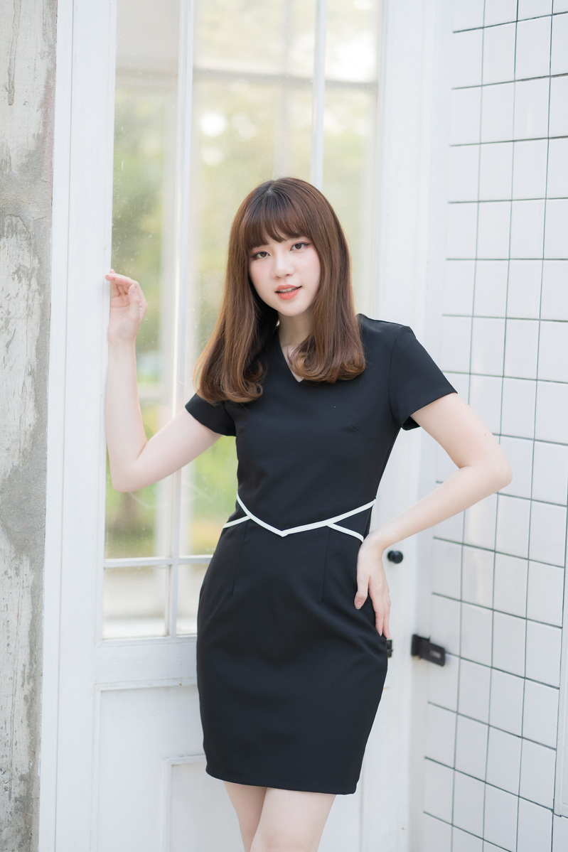 เดรสสั้นคอวี แขนสั้นสีกรมท่า,สีแดงเลือดหมู, สีดำ, สีน้ำตาล ,สีม่วง แต่งลายที่เอว เดรสทำงานทรงสวย งานดีมาก ซิบหลัง ซับใน