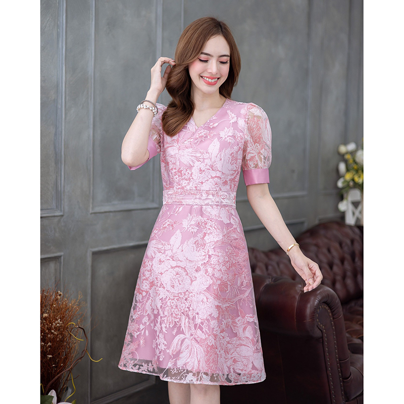kudapy เดรสสั้นสีชมพู/สีกรม ผ้าแก้ว พิมพ์ลาย มีดีเทลตีเกล็ดรอบเอวเป็นชั้นๆ ช่วงแขนพองกำลังสวย ลายผ้าสวยเด่น