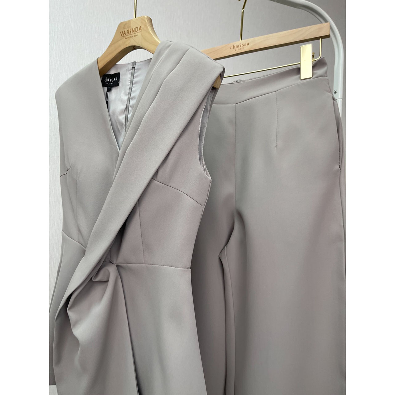 kudapy ชุดเซ็ทเสื้อแขนกุด+กางเกงขายาว ตัวเสื้อออกแบบเย็บจับจีบยาวด้านหน้า ซิปด้านหลัง มีซับในอย่างดี