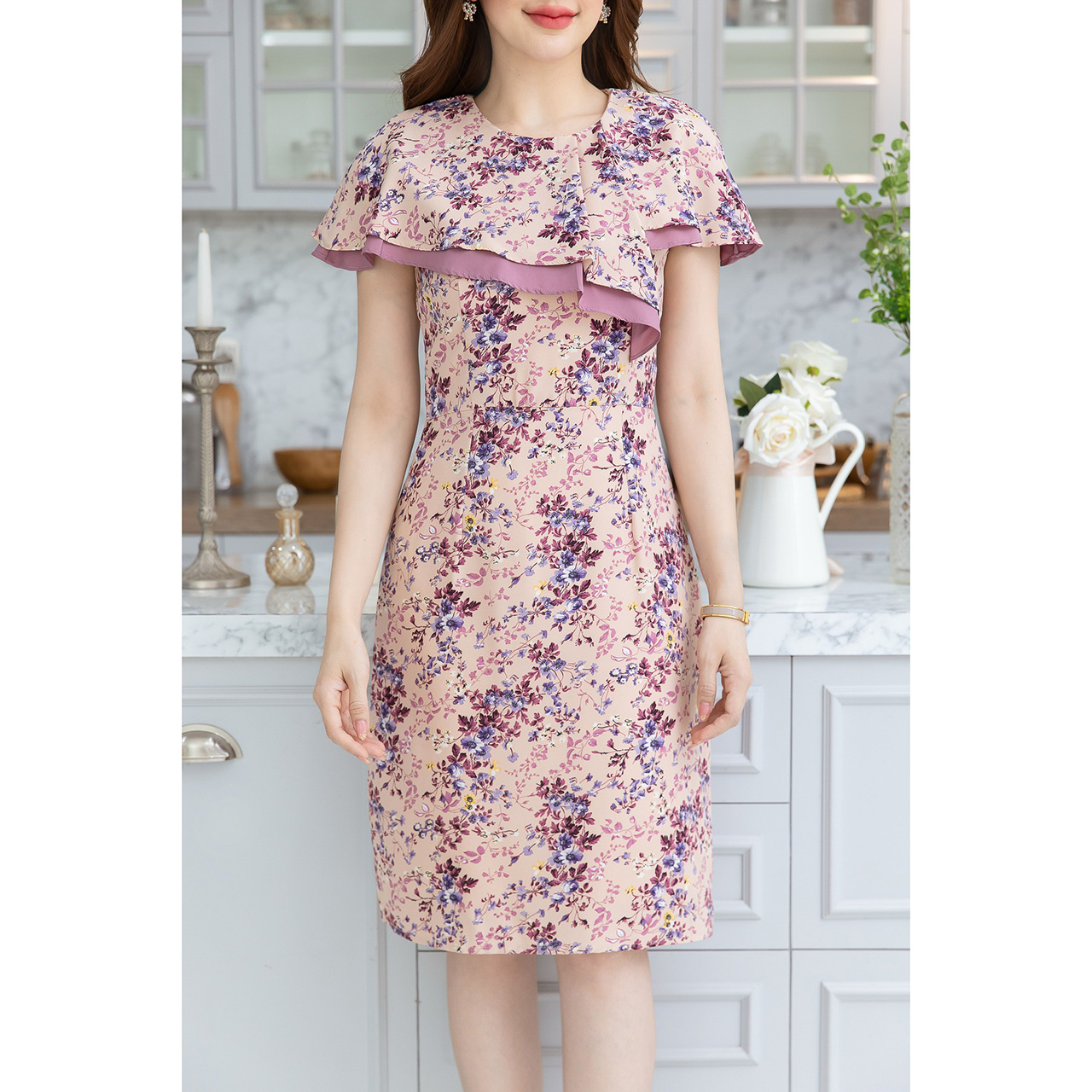 kudapy เดรสลายดอก เป็นดีไซน์คลุมไหล่เฉียงพับเป็นจีบ เป็นเลเยอร์สองชั้นกับผ้าพื้น สวยสดใสรับซัมเมอร์