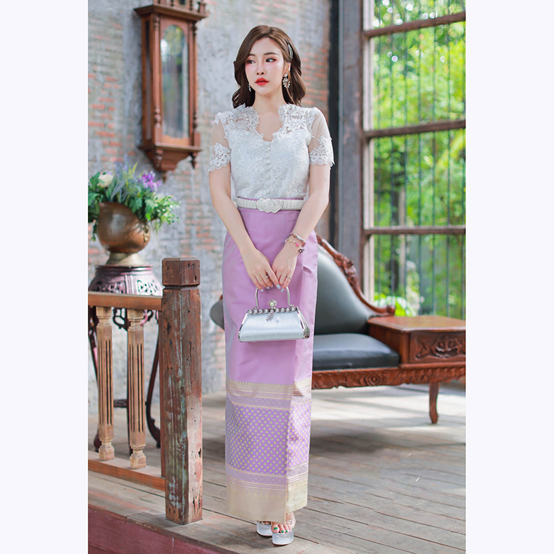 kudapy ชุดเซทเสื้อลูกไม้คอวี ทรงสวยเข้ารูปซับในด้วยผ้าไหมอิตาลีอัดกาว ์ผ้าถุงไหมแพรทิพย์ทอเครื่องลายการบิน สำเร็จรูป ซิปหลัง