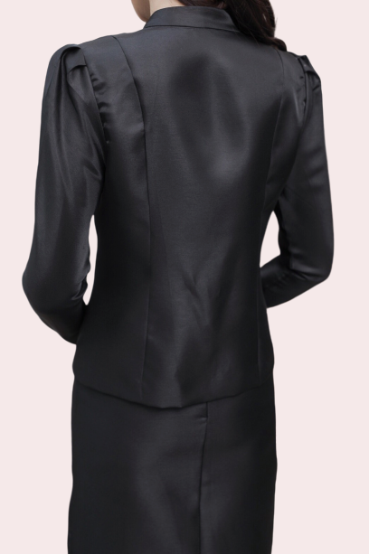 ชุดไทยจิตรลดาสีดำ เซ็ท 2 ชิ้น เสื้อผ้าไหมกระดุมหน้า + พร้อมกระโปรงทรงสอบ