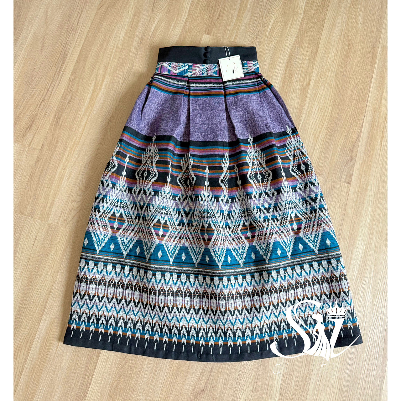 kudapy ชุดเซ็ทเสื้อผ้าแก้วสีขาว ทรงระบายปีกค้างคาว ดีเทลแขนระบาย ซิปหลัง อัดกาว มีซับใน+กระโปรงผ้าทอ จับจีบทวิส ซิปหลัง อัดกาว แต่งกระดุมหน้า