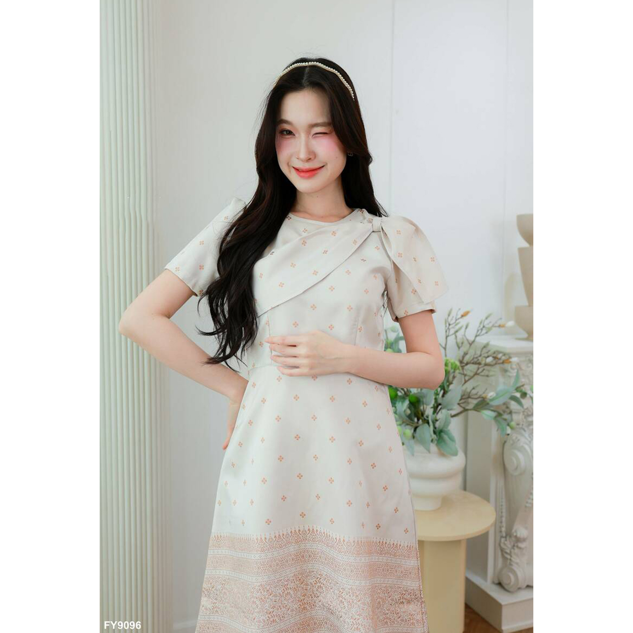 kudapy เดรสผ้าพิมพ์ลายคอกลมแต่งโบว์ไหล่