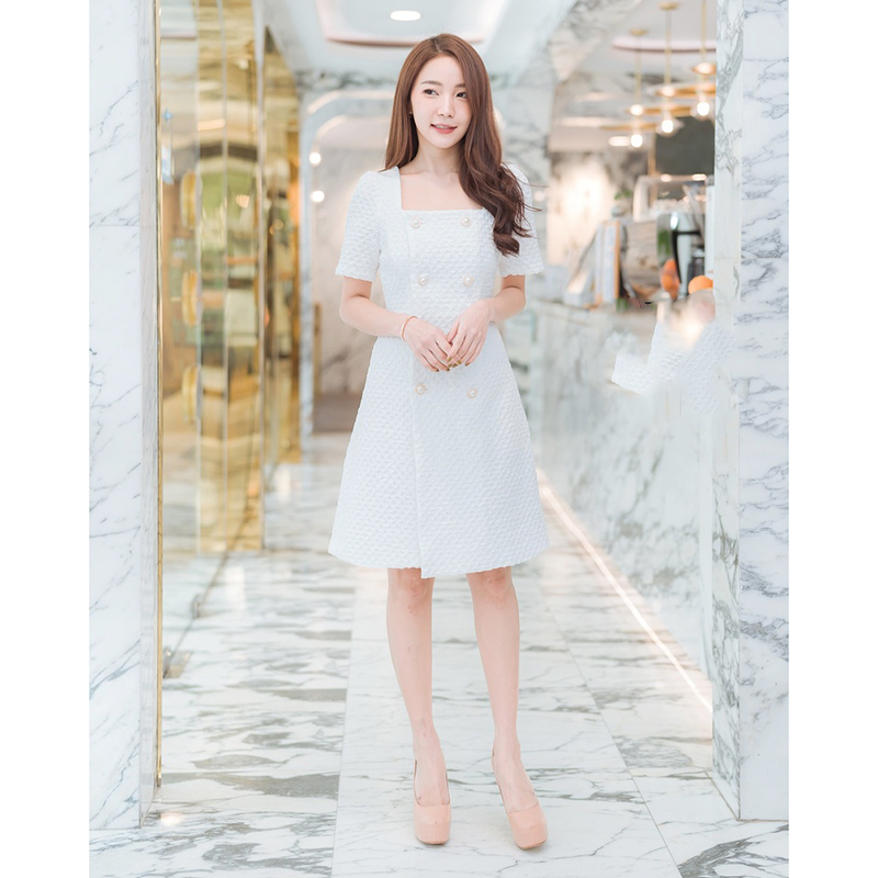 kudapy เดรสสั้นสีขาว/สีชมพู คอเหลี่ยมกระดุมมุก