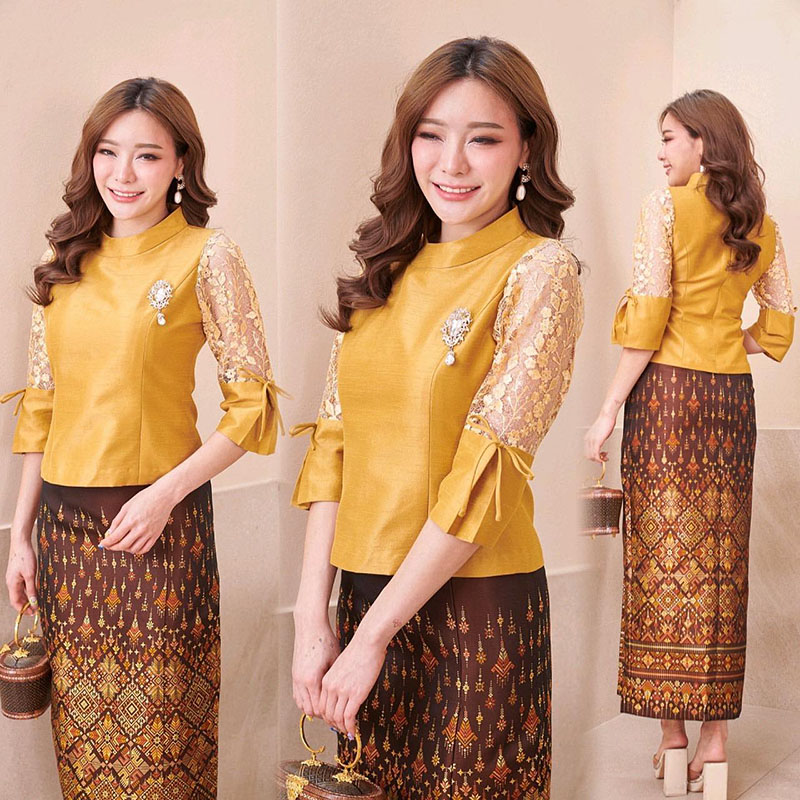 kudapy เซ็ทเสื้อสีเหลืองทอง ผ้าไหมแต่งแขนลายลูกไม้มีเชื่่อผูกตรงแขน +ผ้าถุงสีน้ำตาล ผ้าไหมแพรวากาฬสินธุ์ตัดสำเร็จ