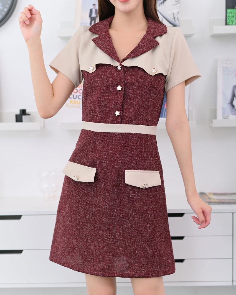 kudapy เดรสแขนสั้นคอปกในตัว ตัดต่อกลางตัวเสื้อแต่งกระดุมมุกขอบดาว แต่งระบายบ่าหน้าและตัดต่อขอบเอวให้อำพรางหุ่นมีเอวคอด