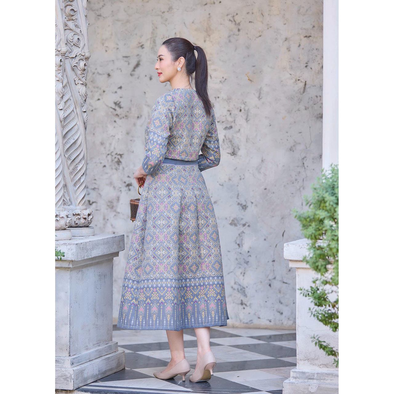 kudapy ชุดเซ็ทเสื้อ+กระโปรงสีเทาเงิน ออกงาน ชุดไทยประยุกต์ ผ้าไหม ผ้าอัดกาวทั้งชุด ลายไทยสวยดูดดี