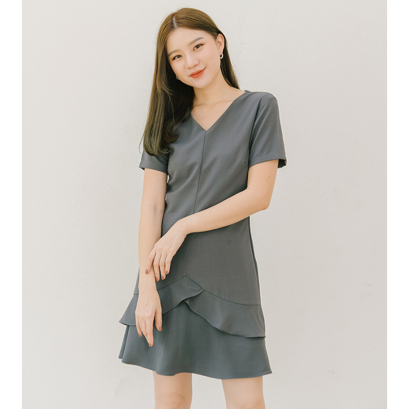 kudapy ชุดเดรสแขนสั้สีเทา ตัดต่อแต่งระบายด้านหน้า ใส่ไปทำงานเข้ารูปเอว ทรงบานเล็กน้อย