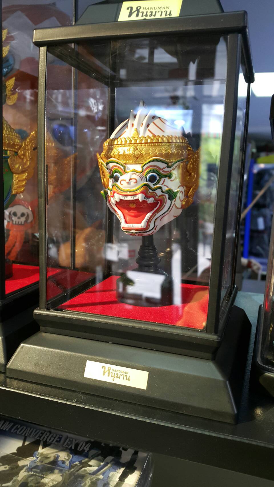 ตู้โชว์หัวโขน ทรงเตี้ย **ไม่รวมโขนหนุมานครับ **