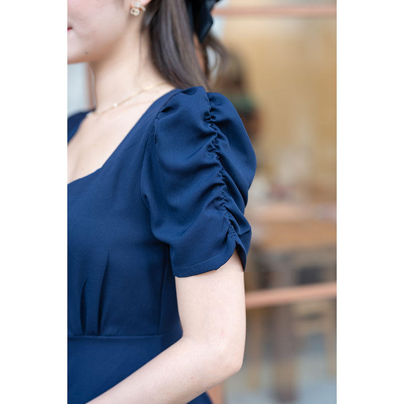 kudapy เดรสสั้นสีชมพู/สีกรม/สีครีม/สีเขียวมัทฉะ ช่วงเสื้อช่วงอกทำเป็น Curve ใส่แล้วดูเพรียว แขนจับรูดสม็อคด้านข้าง แต่งช่วงลำตัวด้วยกระดุมปั๊มเรียงสวย เหมือนเป็นชุดผ่าหน้า