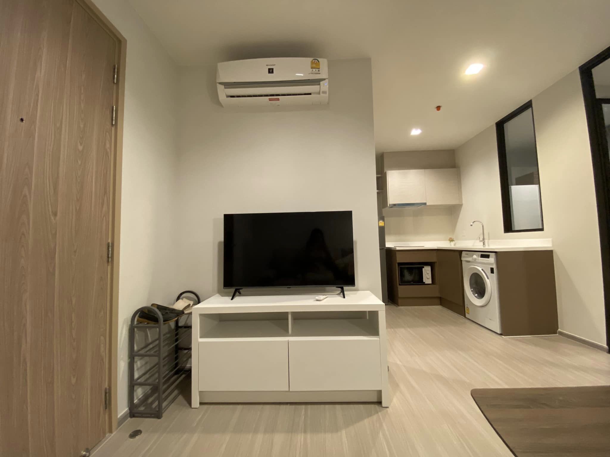 ให้เช่าห้องห้องใหม่น่าอยู่ชั้นสูงห้องมุมวิวไม่บล็อค สอบถามแอด Line ID : Smile-easy ที่ Life Sathorn Sierra (ไลฟ์ สาทร เซียร์รา)