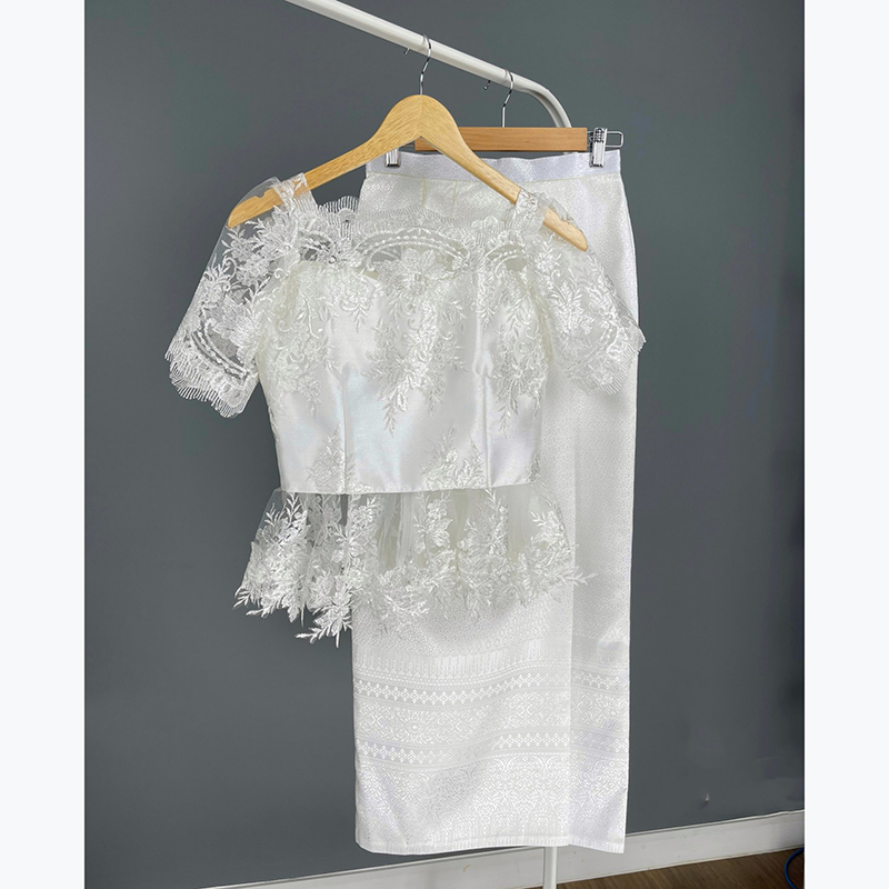 kudapy ชุดคุณแต้วใส่ ชุดไทยประยุกต์ เสื้อลูกไม้สีขาว+ผ้าถุงทอลายสีขาว สีแดง สีม่วง สีชมพู คอปาด แขนสามส่วน ทรงหรูมาก มีซิปซ่อนหลัง แมทช์กับผ้าถุงสำเร็จรูป