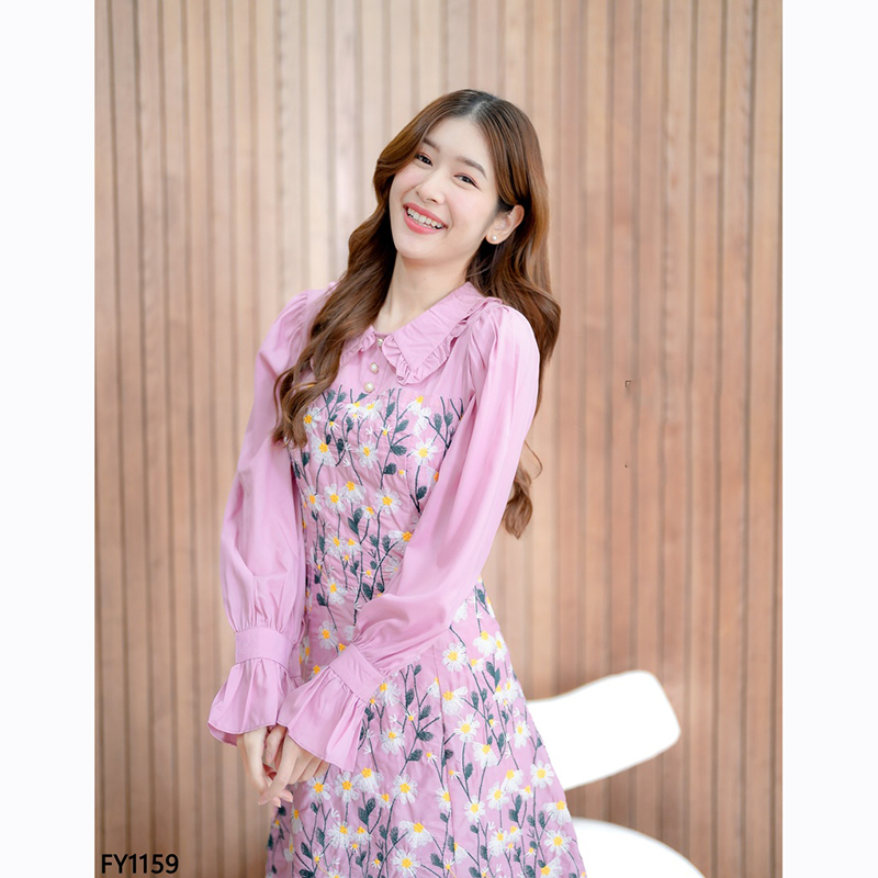 kudapy เดรสสั้นสีชมพู/สีครีม ลายดอกแขนยาวคอบัว