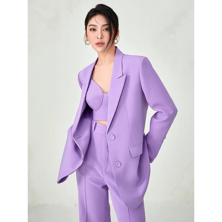 kudapy Setsuit 3 ชิ้น : BLAZER+CROP+Pants เสื้อสูทออกแบบให้เป็นทรง oversize ใส่สบายๆ แต่ยังมีความสุภาพ มีฟองน้ำเสริมไหล่บางๆให้ทรงดูสวย